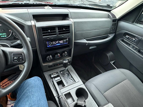 Used 2012 Jeep Liberty Sport image 12