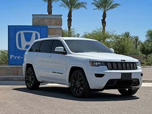 Used 2018 Jeep Grand Cherokee Altitude image 3