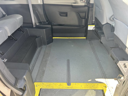 Used 2022 Toyota Sienna LE image 5