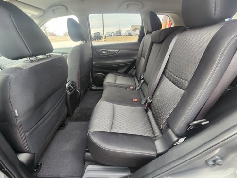 Used 2017 Nissan Rogue SV image 16