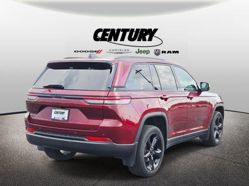 Used 2024 Jeep Grand Cherokee Altitude image 4
