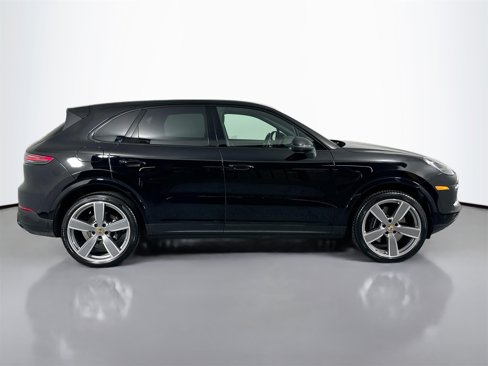 Certified 2023 Porsche Cayenne Platinum Edition image 8