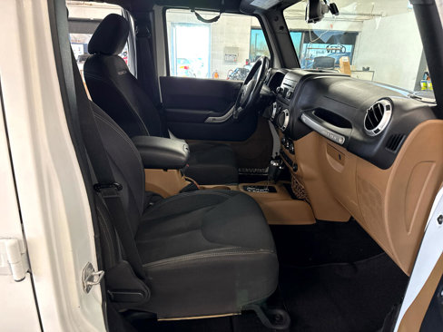 Used 2015 Jeep Wrangler Unlimited Rubicon w/ Max Tow Package image 52