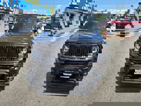 Used 2018 Jeep Renegade Altitude w/ Advanced Technology Group image 2