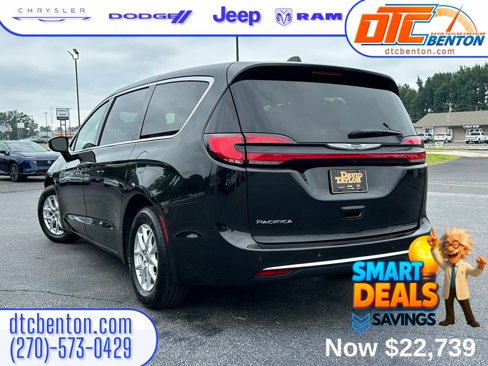 Used 2023 Chrysler Pacifica Touring-L image 3