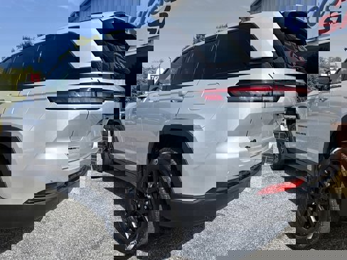 Used 2024 Jeep Grand Cherokee Altitude image 7