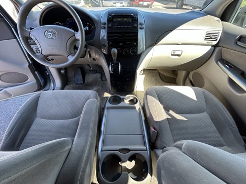 Used 2010 Toyota Sienna LE image 17