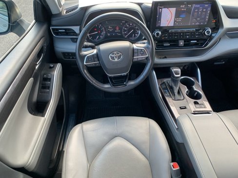 Used 2021 Toyota Highlander Limited image 18