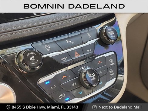Used 2017 Chrysler Pacifica Limited image 23
