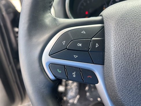 Used 2018 Jeep Grand Cherokee Laredo image 42