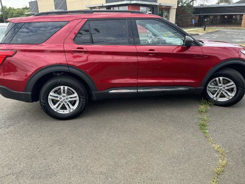 Certified 2022 Ford Explorer XLT w/ Equipment Group 202A image 3
