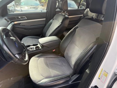 Used 2017 Ford Explorer XLT w/ Equipment Group 202A image 9