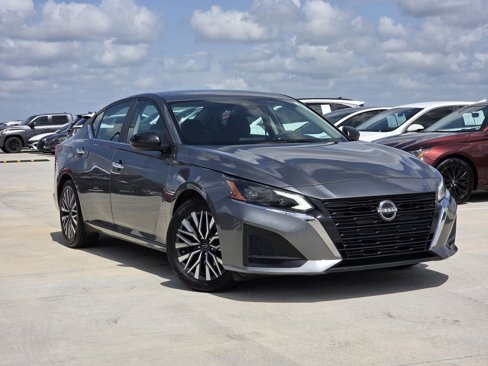 Used 2024 Nissan Altima 2.5 SV image 3