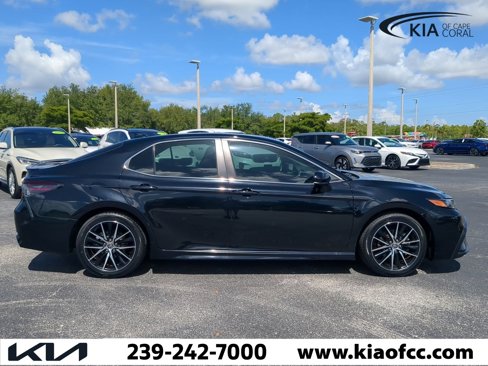 Used 2021 Toyota Camry SE image 4