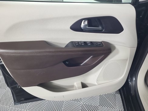 Used 2021 Chrysler Pacifica Touring w/ Cold Weather Group image 16