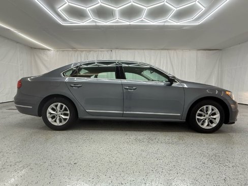 Used 2016 Volkswagen Passat 1.8T S image 2