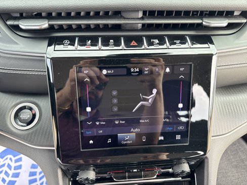 Used 2023 Jeep Grand Cherokee Laredo image 19