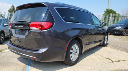 Used 2019 Chrysler Pacifica Touring-L image 10