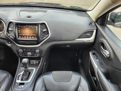 Used 2018 Jeep Cherokee Latitude Plus w/ Comfort/Convenience Group image 17
