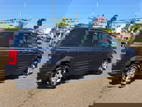 Used 2008 Chrysler Town & Country Touring image 27