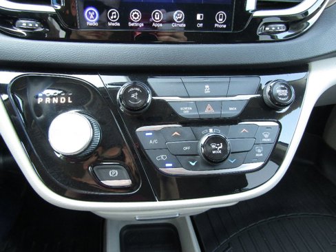 Used 2017 Chrysler Pacifica Touring image 17