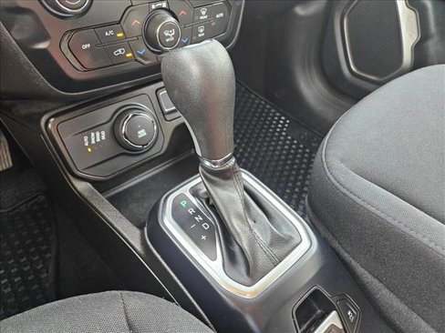 Used 2023 Jeep Renegade Latitude image 12