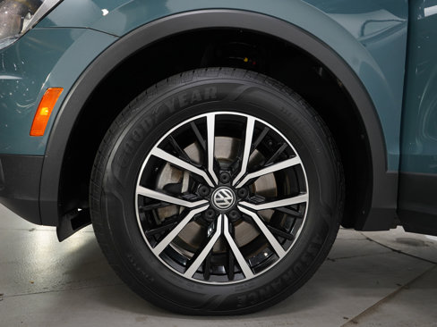 Used 2021 Volkswagen Tiguan SE w/ Panoramic Sunroof Package image 29