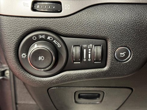 Used 2019 Jeep Cherokee Limited image 19