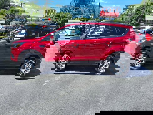 Used 2018 Ford Escape SE image 2