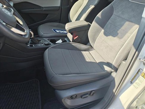 Certified 2024 Volkswagen Taos SE image 18