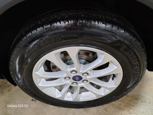 Used 2020 Ford Escape SE image 12