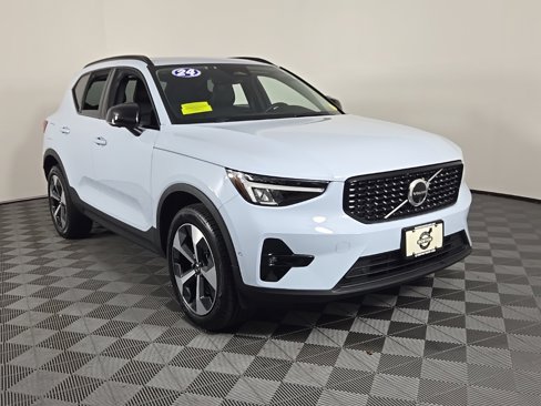 Certified 2024 Volvo XC40 B5 Plus w/ Climate Package image 2