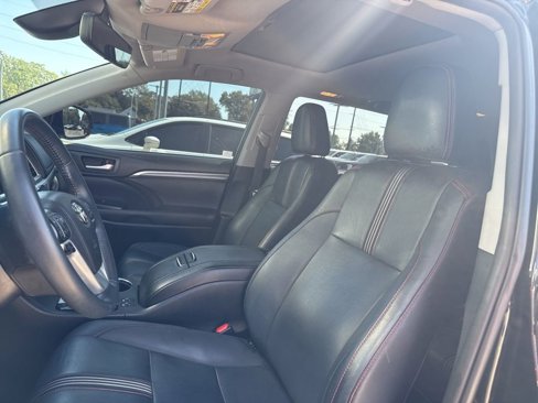 Used 2019 Toyota Highlander SE image 1