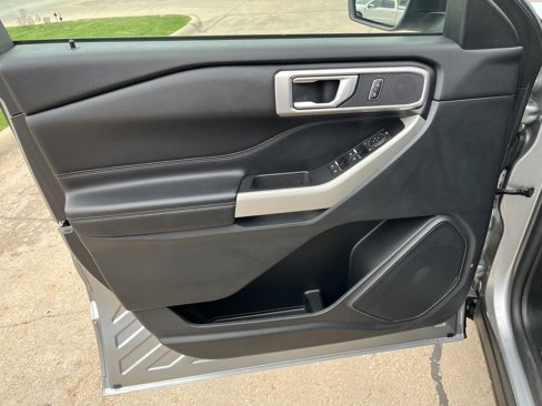Used 2022 Ford Explorer XLT w/ Equipment Group 202A image 18