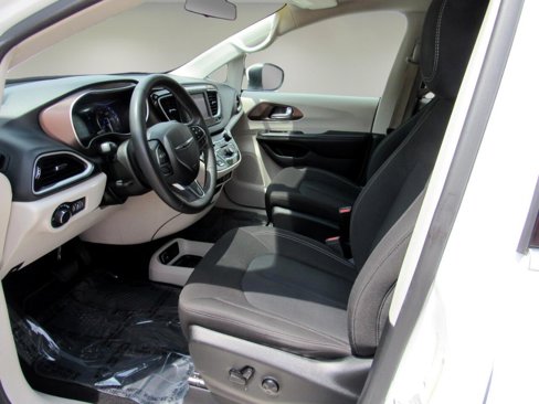 Used 2022 Chrysler Voyager LX image 13