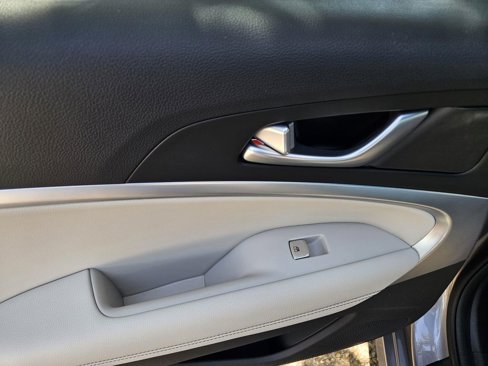 Used 2025 Genesis G70 2.5T image 11