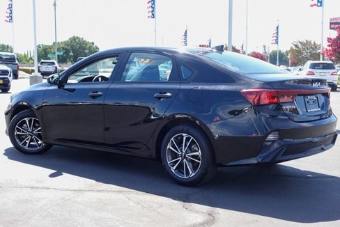 Used 2022 Kia Forte LXS image 2