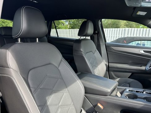 Used 2024 Volkswagen Atlas Cross Sport SE image 28