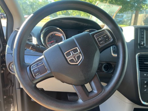 Used 2019 Dodge Grand Caravan SE w/ UConnect Hands-Free Group image 17
