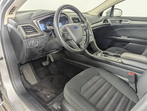 Used 2017 Ford Fusion SE w/ Fusion SE Technology Package image 9
