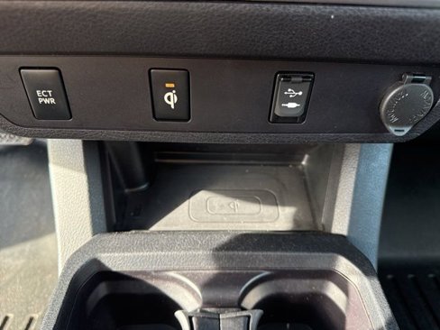 Used 2017 Toyota Tacoma SR image 32