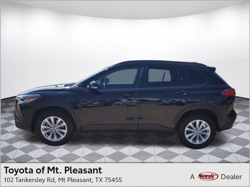 Used 2022 Toyota Corolla Cross LE image 1