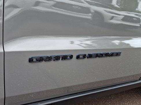 Used 2019 Jeep Grand Cherokee Laredo image 34