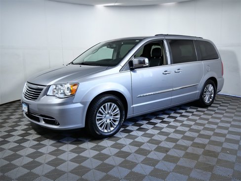 Used 2015 Chrysler Town & Country Touring-L w/ Trailer Tow Group image 5