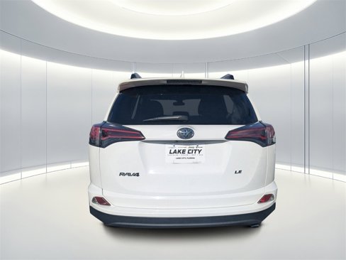 Used 2018 Toyota RAV4 LE image 4