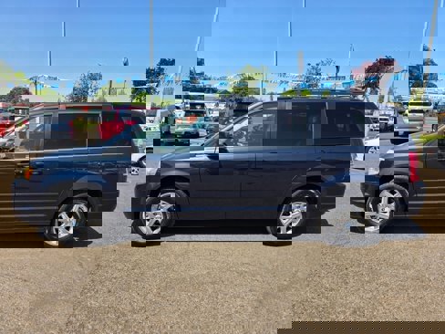 Used 2008 Chrysler Town & Country Touring image 6