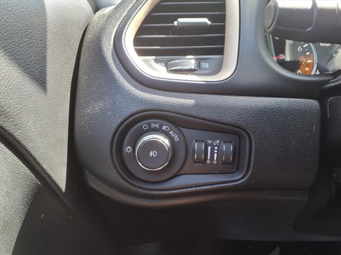 Used 2016 Jeep Renegade Limited image 18