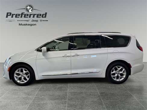 Used 2017 Chrysler Pacifica Touring-L Plus image 2