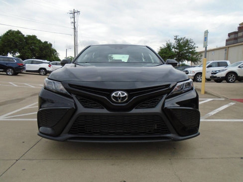 Used 2021 Toyota Camry SE image 2