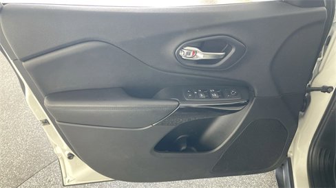 Used 2019 Jeep Cherokee Latitude Plus image 4